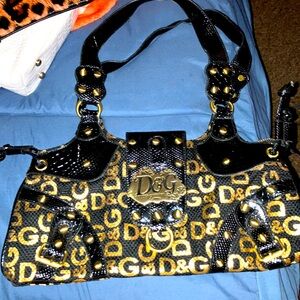 BNWOT BLACK AND GOLD SMALL PURSE